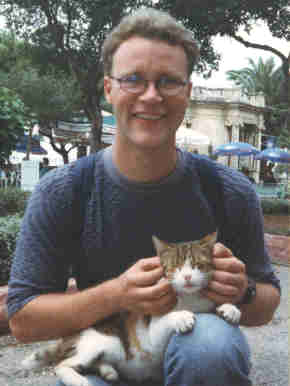 Steffen auf Malta mit unbekanntem Streichelobjekt
