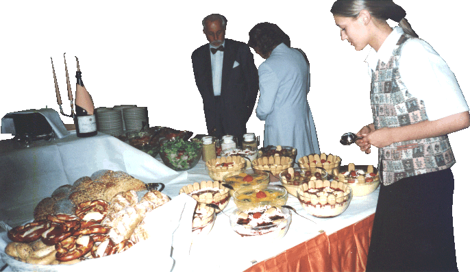Das Buffet mit dem Nachtisch im Vordergrund